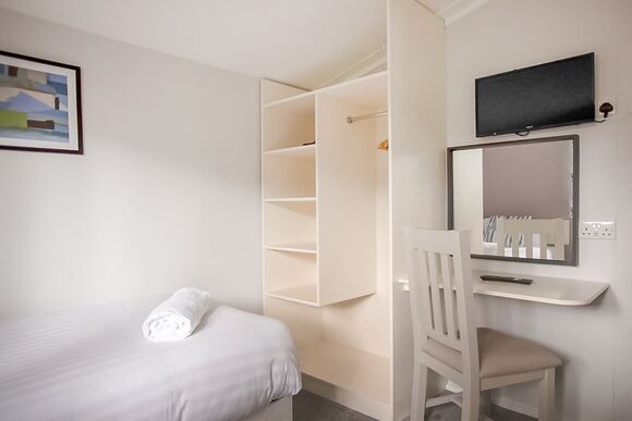 Deluxe 2 Lodge with parking, ensuite & decking, Deluxe 2 Lodge with parking, ensuite & decking P - Warmwell, Near Weymouth