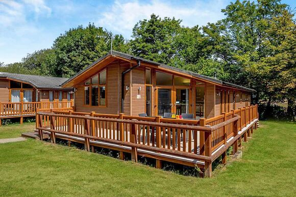 Deluxe Lodge with parking, ensuite, decking & hot tub - Warmwell, Near Weymouth
