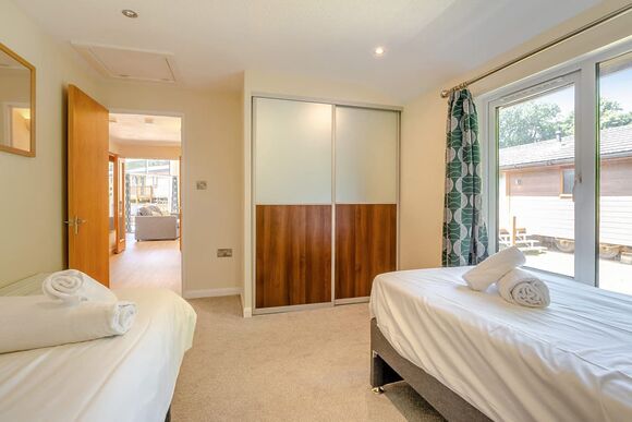 Deluxe Lodge with parking, ensuite, decking & hot tub - Warmwell, Near Weymouth