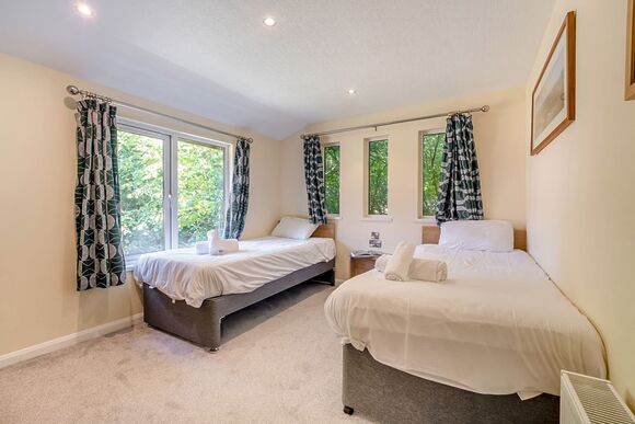 Deluxe 3 Lodge with parking, ensuite, decking, lake view & hot tub - Warmwell, Near Weymouth