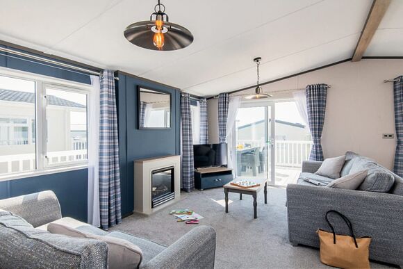 Deluxe 4 Lodge with parking, ensuite & decking, Deluxe 4, Slps 8, parking, ensuite, decking P - Warmwell, Near Weymouth