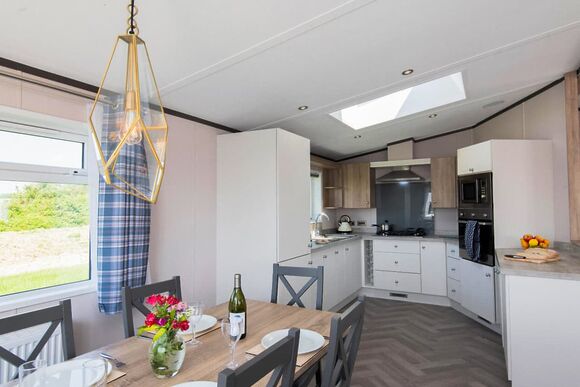 Deluxe 4 Lodge with parking, ensuite, decking, lake view & hot tub - Warmwell, Near Weymouth