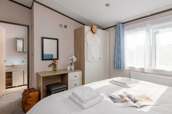 Deluxe 4 Lodge with parking, ensuite, decking, lake view & hot tub - Warmwell, Near Weymouth