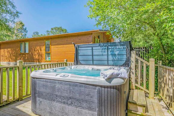 Prestige Lodge with parking, ensuite, decking, lake view & hot tub - Warmwell, Near Weymouth