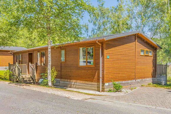 Prestige Lodge with parking, ensuite, decking, lake view & hot tub - Warmwell, Near Weymouth