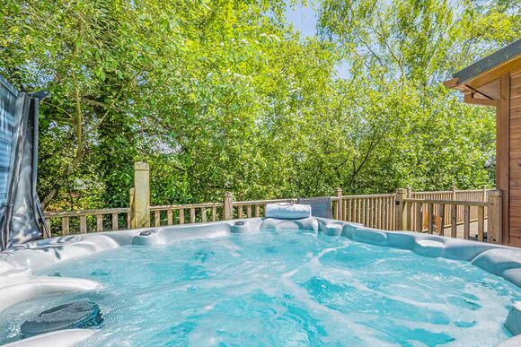 Prestige Lodge with parking, ensuite, decking, lake view & hot tub - Warmwell, Near Weymouth
