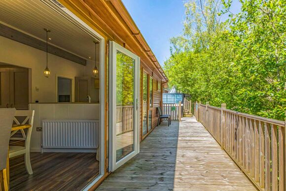 Prestige Lodge with parking, ensuite, decking, lake view & hot tub - Warmwell, Near Weymouth