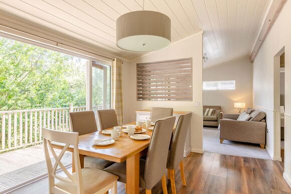 Prestige Lodge with parking, ensuite, decking, lake view & hot tub - Warmwell, Near Weymouth