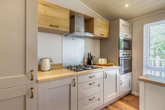 Prestige Lodge with parking, ensuite, decking, lake view & hot tub - Warmwell, Near Weymouth