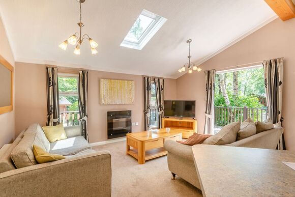 Superior Lodge with parking, ensuite, decking & lake view - Warmwell, Near Weymouth