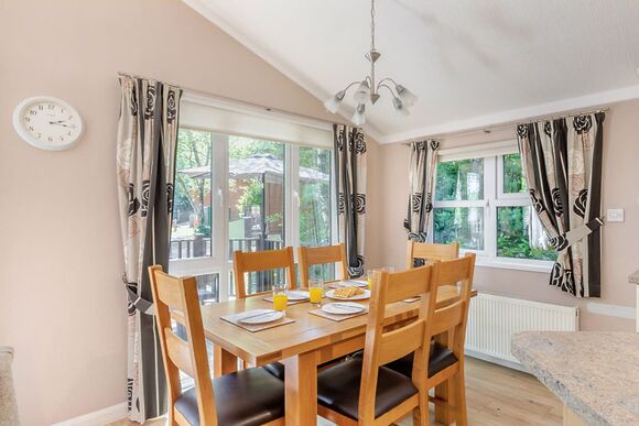 Superior Lodge with parking, ensuite, decking & lake view - Warmwell, Near Weymouth