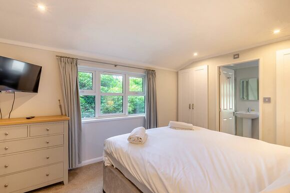 Superior Lodge with parking, ensuite, decking & lake view - Warmwell, Near Weymouth