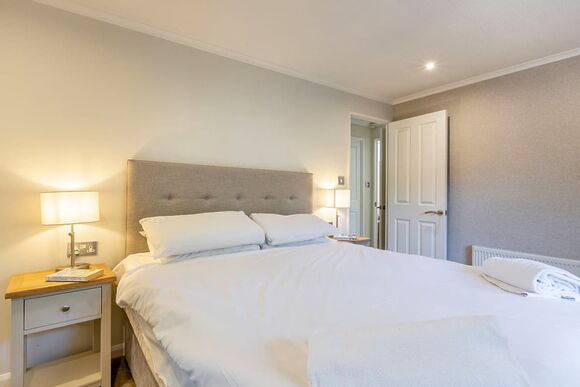 Superior Lodge with parking, ensuite, decking & lake view - Warmwell, Near Weymouth