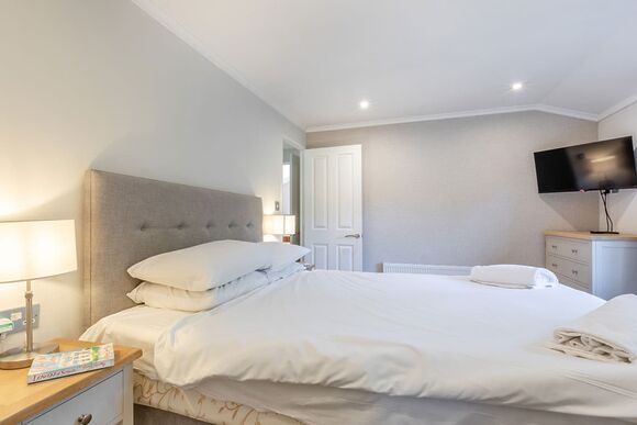 Superior Lodge with parking, ensuite, decking & lake view, Superior 2, Slps 4, parking, ensuite, decking, LV P - Warmwell, Near Weymouth