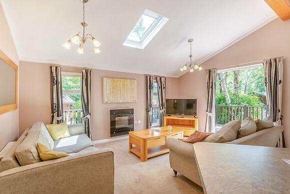 Superior Lodge with parking, decking & lake view - Warmwell, Near Weymouth