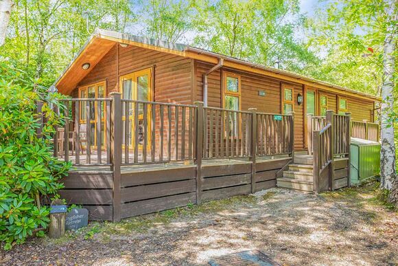 Superior Lodge with parking, decking & lake view - Warmwell, Near Weymouth
