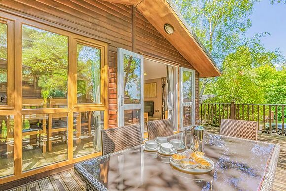 Superior Lodge with parking, decking & lake view - Warmwell, Near Weymouth