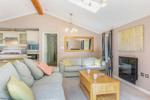 Superior Lodge with parking, decking & lake view - Warmwell, Near Weymouth