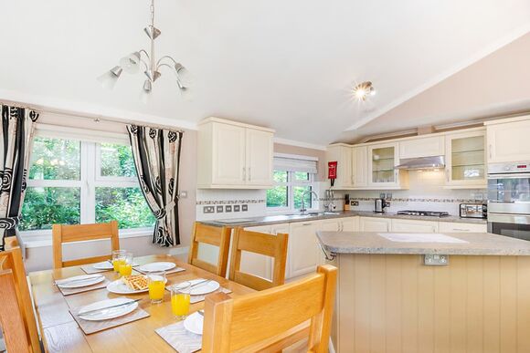 Superior Lodge with parking, decking & lake view - Warmwell, Near Weymouth