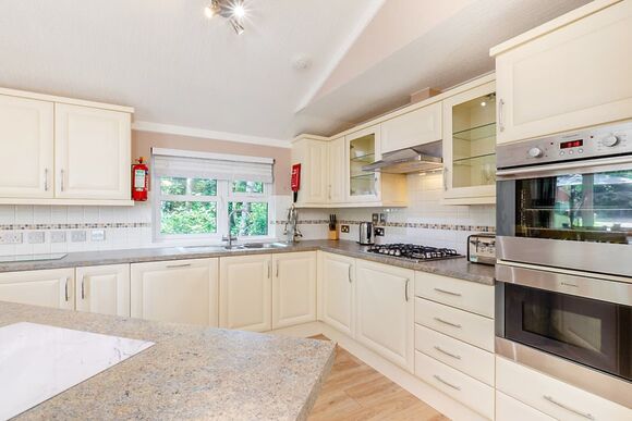 Superior Lodge with parking, decking & lake view - Warmwell, Near Weymouth