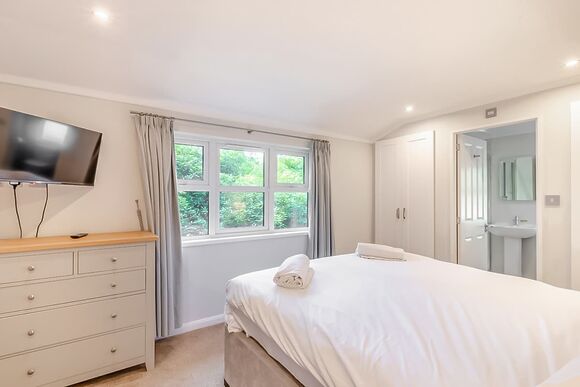 Superior Lodge with parking, decking & lake view - Warmwell, Near Weymouth