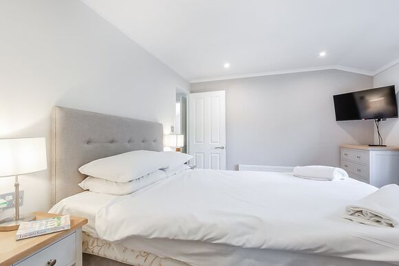 Superior Lodge with parking, decking & lake view - Warmwell, Near Weymouth