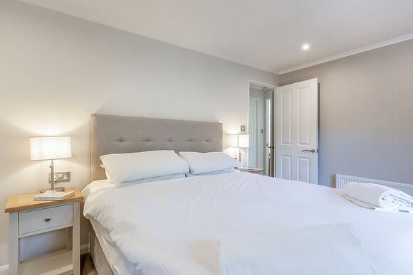 Superior Lodge with parking, decking & lake view - Warmwell, Near Weymouth