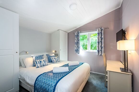 Superior 3 Lodge with parking, decking & lake view - Warmwell, Near Weymouth