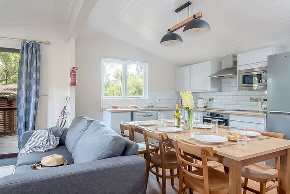 Superior Lodge slps 8 with parking, decking & lake view - Warmwell, Near Weymouth