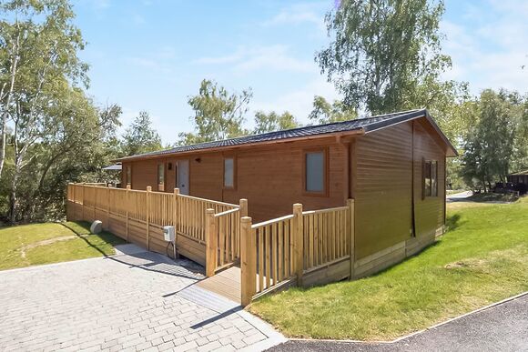 Prestige Accessible with parking, ensuite, decking, lake view, hot tub - Warmwell, Near Weymouth