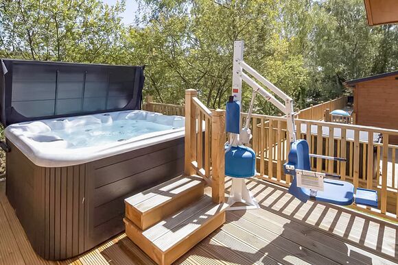 Prestige Accessible with parking, ensuite, decking, lake view, hot tub - Warmwell, Near Weymouth