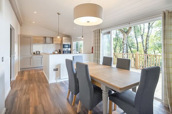 Prestige Accessible with parking, ensuite, decking, lake view, hot tub - Warmwell, Near Weymouth