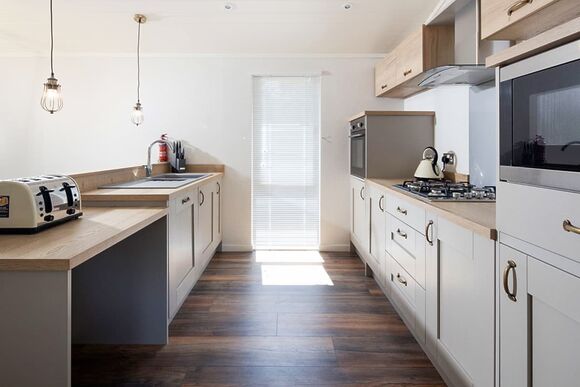 Prestige Accessible with parking, ensuite, decking, lake view, hot tub - Warmwell, Near Weymouth