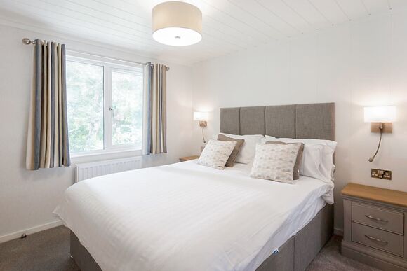 Prestige Accessible with parking, ensuite, decking, lake view, hot tub - Warmwell, Near Weymouth