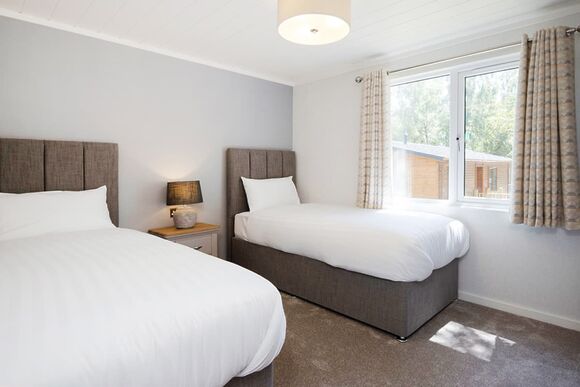 Prestige Accessible with parking, ensuite, decking, lake view, hot tub - Warmwell, Near Weymouth