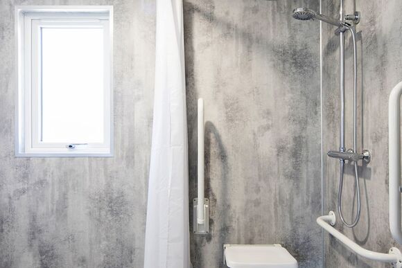 Prestige Accessible with parking, ensuite, decking, lake view, hot tub - Warmwell, Near Weymouth