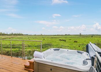 Escape Spa 9 - Waveney River Centre, Burgh St Peter, Beccles