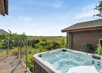 Escape Spa 8 - Waveney River Centre, Burgh St Peter, Beccles