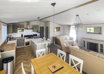 Debonair Lodge - Westlands Country Park, Annan