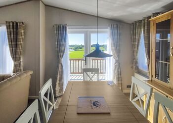 Debonair Lodge - Westlands Country Park, Annan