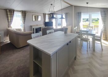 Debonair Lodge - Westlands Country Park, Annan