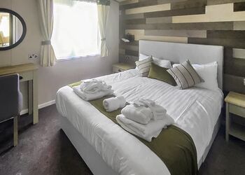 Debonair Lodge - Westlands Country Park, Annan