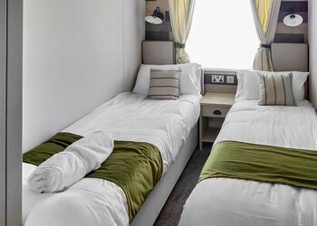 Debonair Lodge - Westlands Country Park, Annan