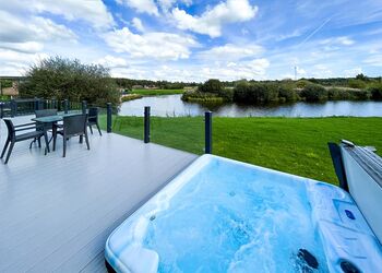 Lakeside Plus Lodge - Westlands Country Park, Annan