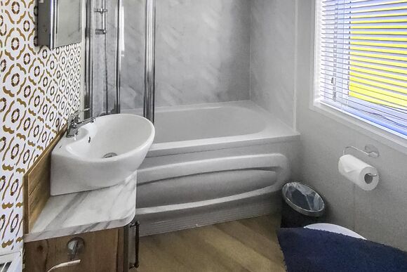 Debonair Lodge - Westlands Country Park, Annan