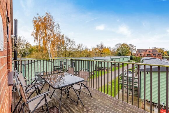 Weir Side Apartment - Weir Holiday Park, Stamford Bridge, York