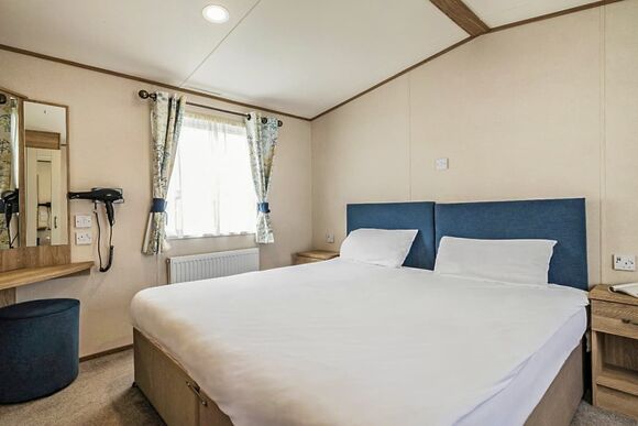 Gold Caravan with parking, decking & sea view - Wemyss Bay, Wemyss Bay, Renfrewshire