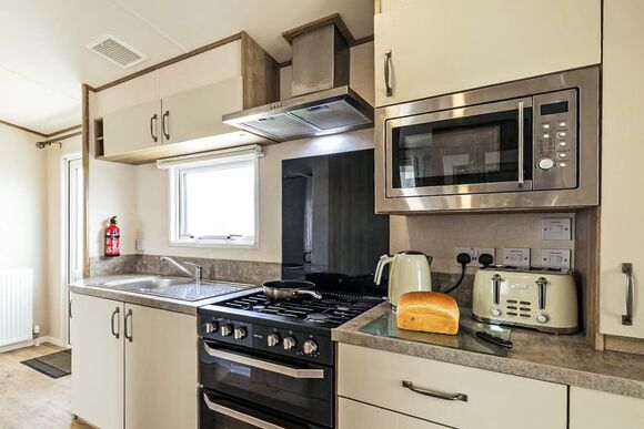 Gold Caravan 6 with parking, decking & sea view P, Gold Caravan with parking, decking & sea view - Wemyss Bay, Wemyss Bay, Renfrewshire