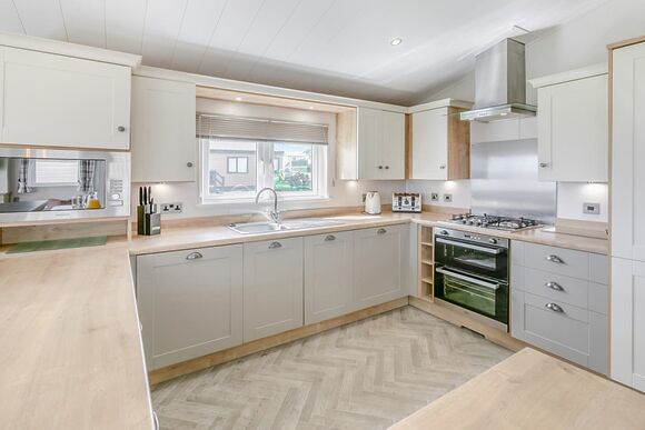 Deluxe Lodge with parking, ensuite, decking & sea view - Wemyss Bay, Wemyss Bay, Renfrewshire