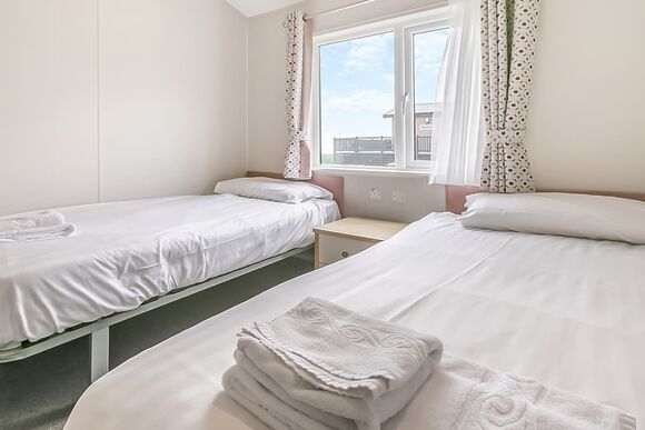 Deluxe Lodge 6 with parking, ensuite, decking, SV P, Deluxe Lodge with parking, ensuite, decking & sea view - Wemyss Bay, Wemyss Bay, Renfrewshire